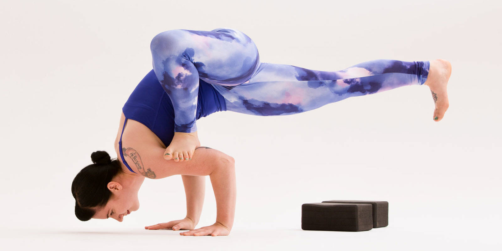 Chuồn chuồn (Dragonfly Pose) hay Maksikanagasana là một tư thế yoga nâng cao cực kỳ khó Chuồn chuồn (Dragonfly Pose) hay Maksikanagasana là một tư thế yoga nâng cao cực kỳ khó